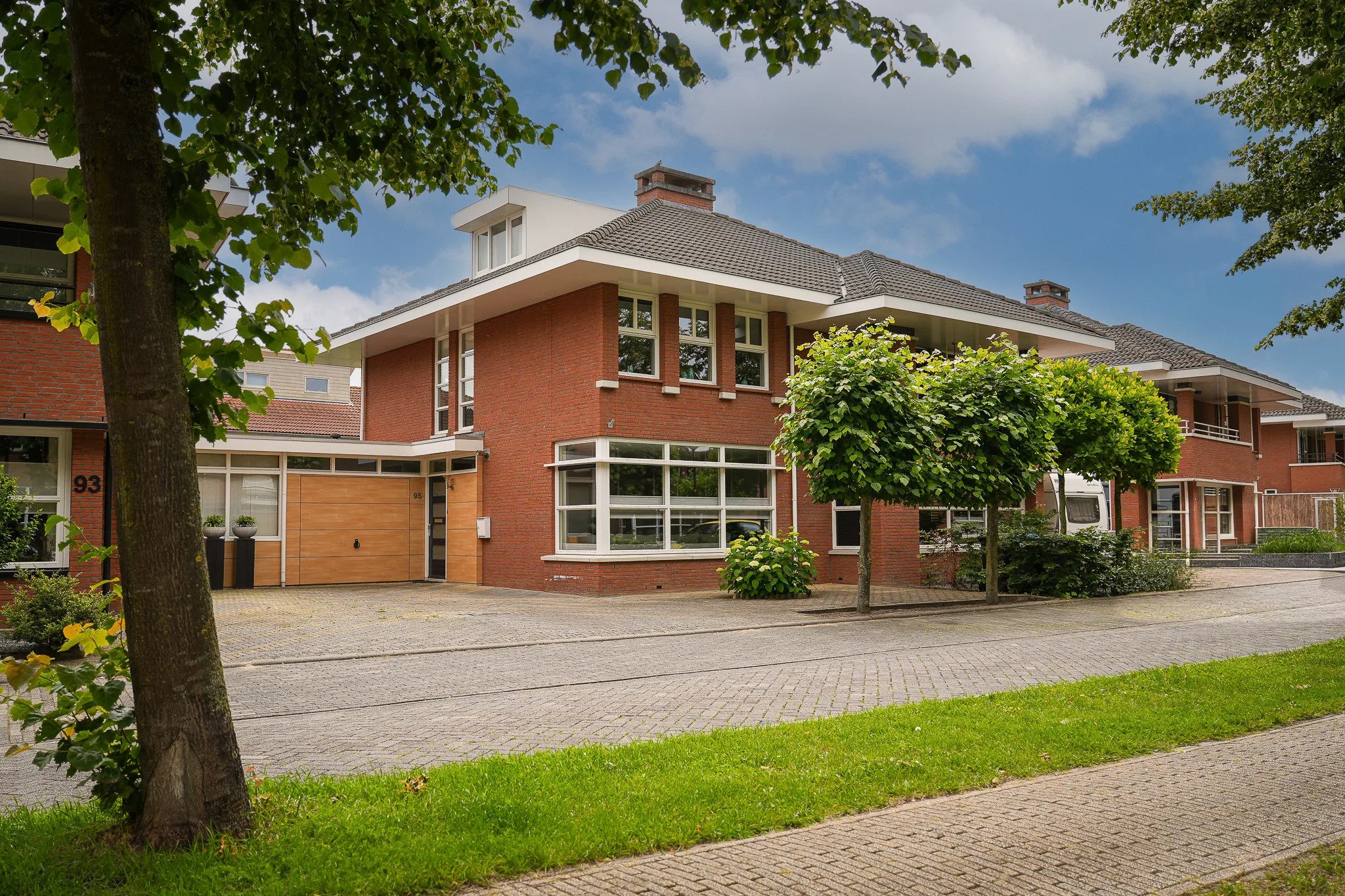 2-onder-1-kapwoning Laan 1940-1945 95 in Meteren