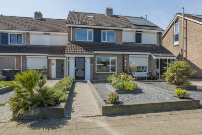 Tussenwoning De Hollandergraven 36 in Westerhaar-Vriezenveensewijk