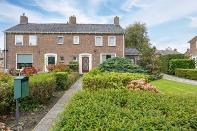 Eengezinswoning, halfvrijstaande woning Heereweg 19 in Aduard