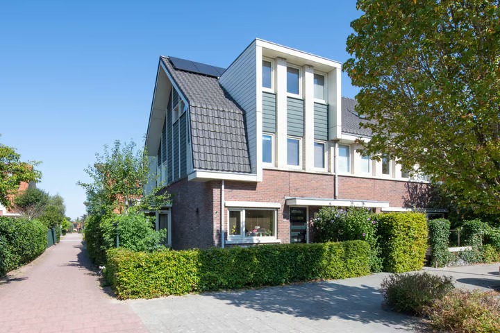 Hoekwoning Tulpappel 23 in Winkel