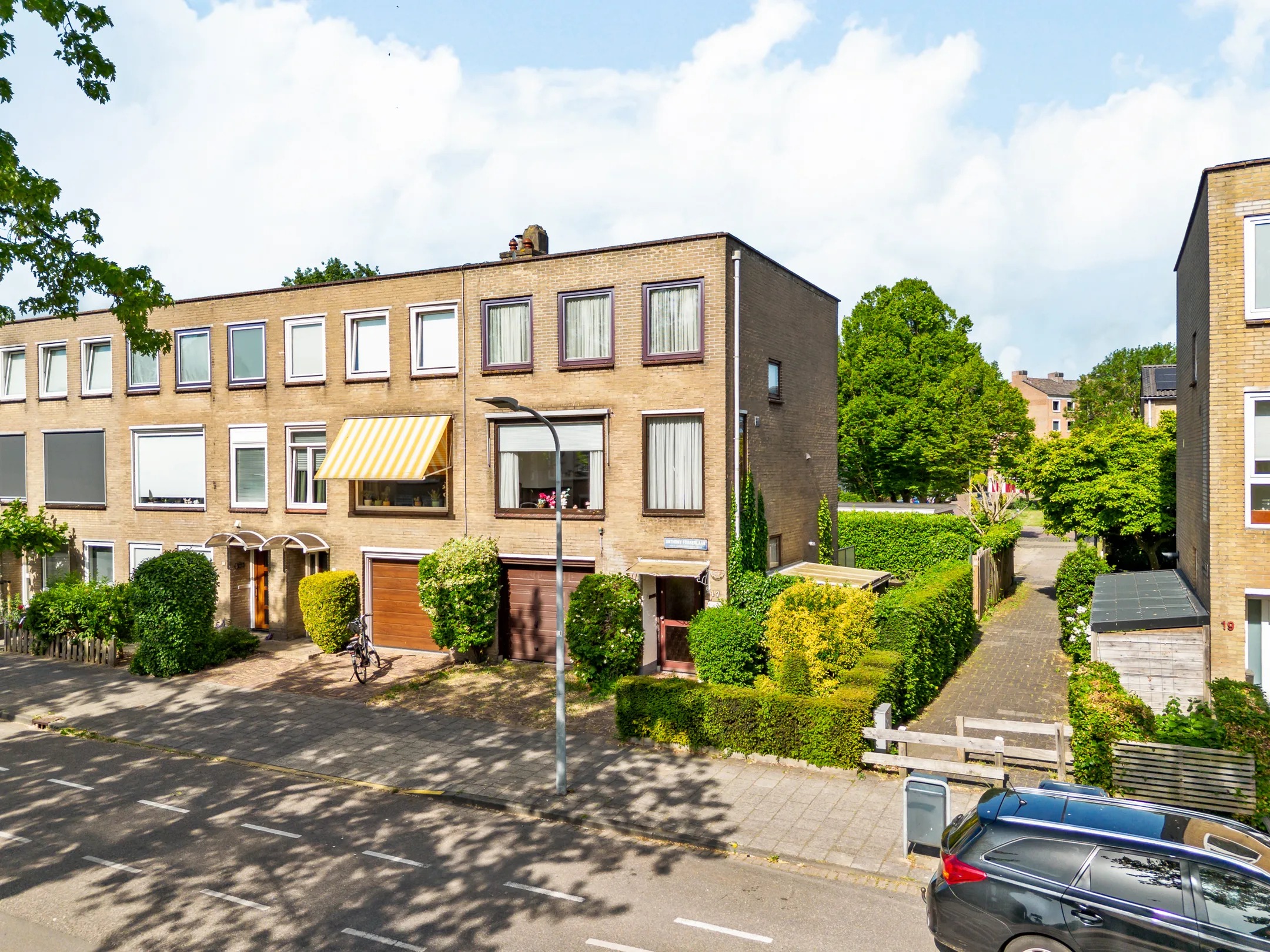 Hoekwoning (drive-in woning) Anthony Fokkerlaan 17 in Haarlem