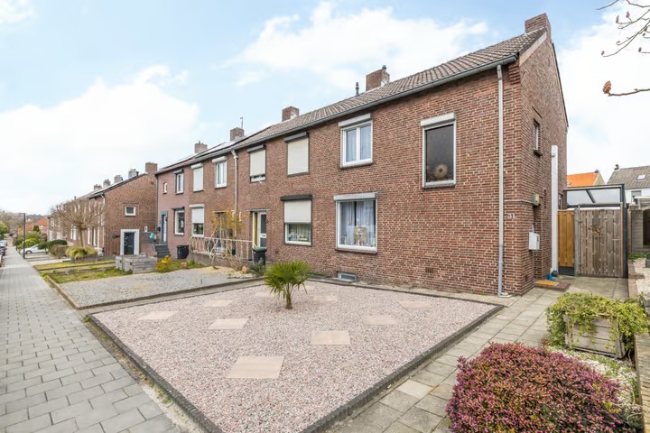 Hoekwoning Pastoor Brounsstraat 31 in Schinveld