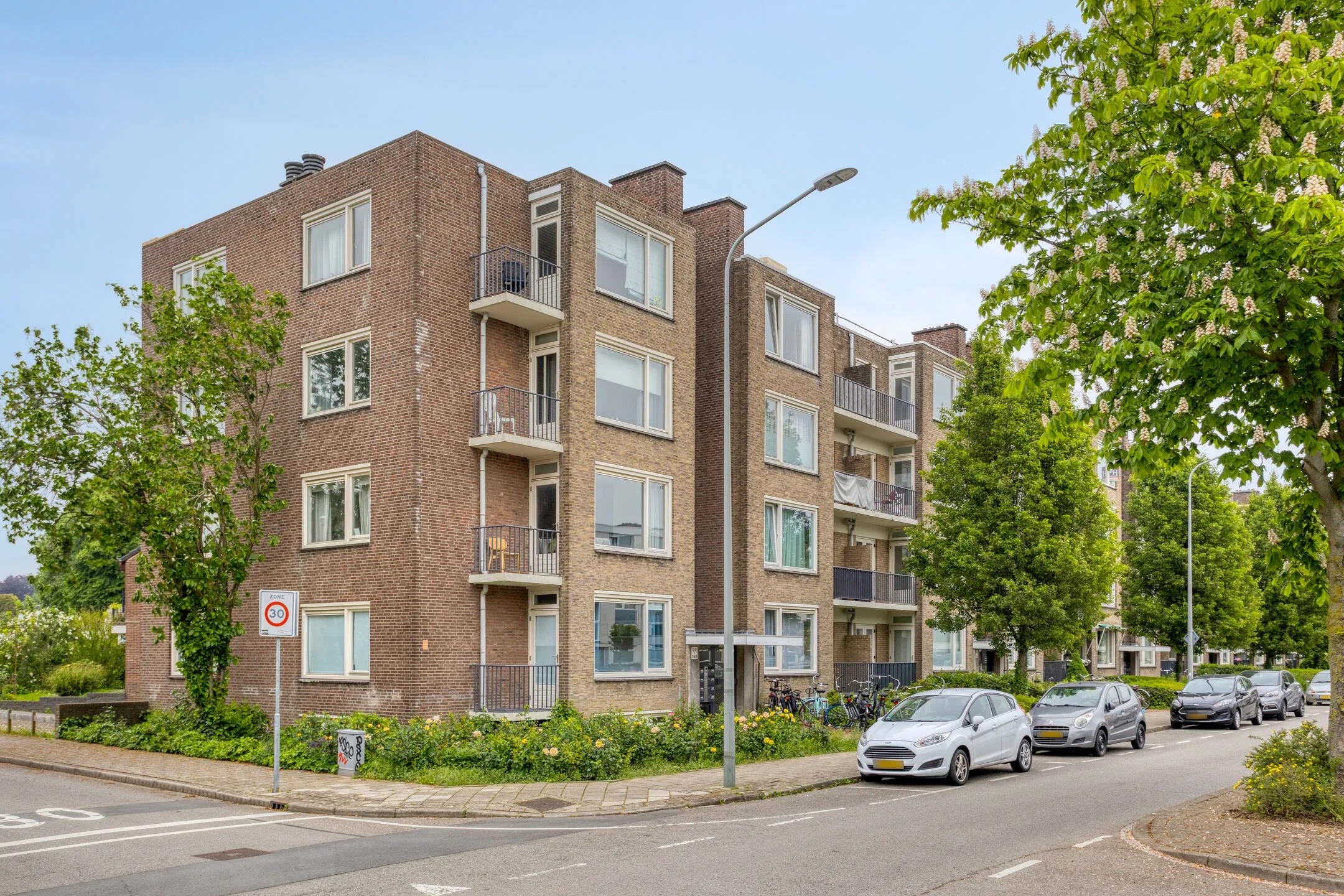 Portiekflat Adelbert van Scharnlaan G 44 in Maastricht