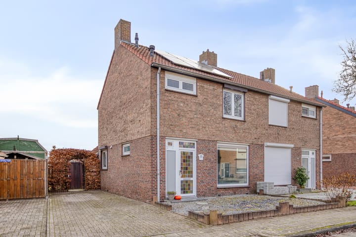 2-onder-1-kapwoning Dr. Ariënsstraat 11 Posterholt