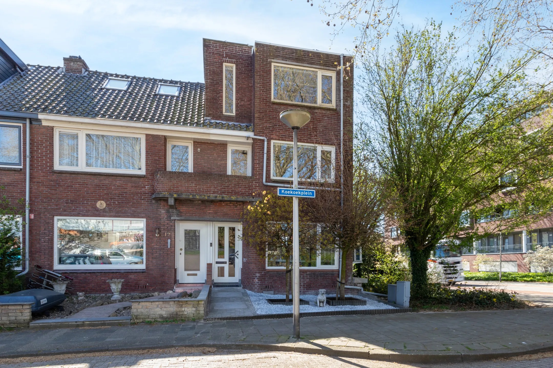 Hoekwoning (dijkwoning) Koekoekplein 13 in Gouda