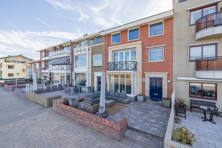 Herenhuis, tussenwoning Boulevard 11 in Katwijk