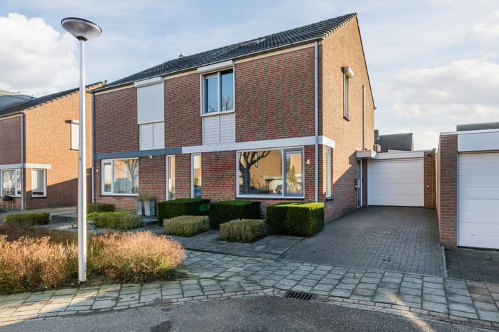 2-onder-1-kapwoning Panovenstraat 4 in Munstergeleen