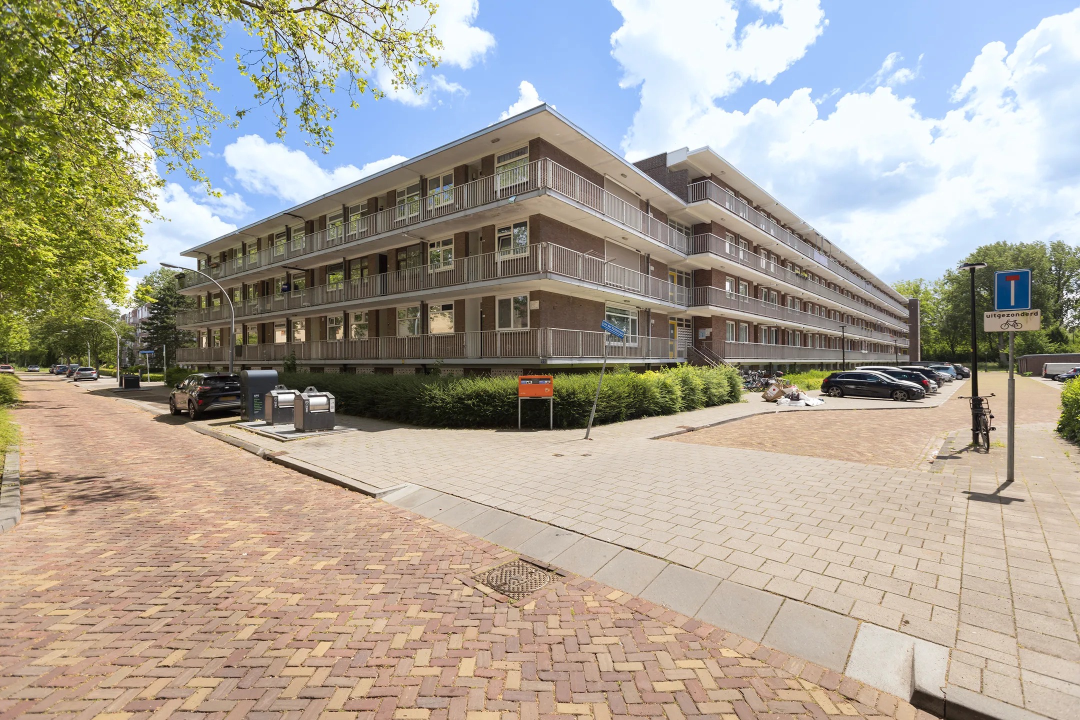Galerijflat van der Duyn van Maasdamlaan 112 C in Vlaardingen