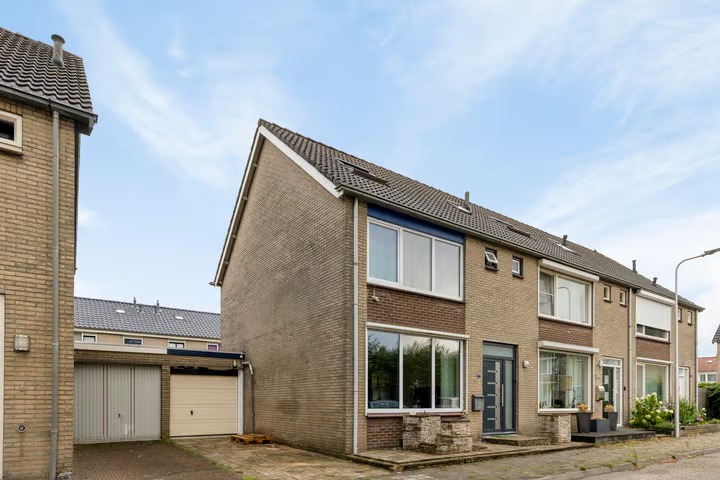 Hoekwoning Mgr Frenckenstraat 21 in Hoogerheide