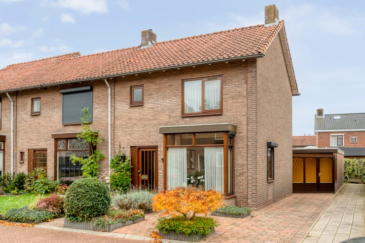 Hoekwoning Anjerstraat 11 in Raalte