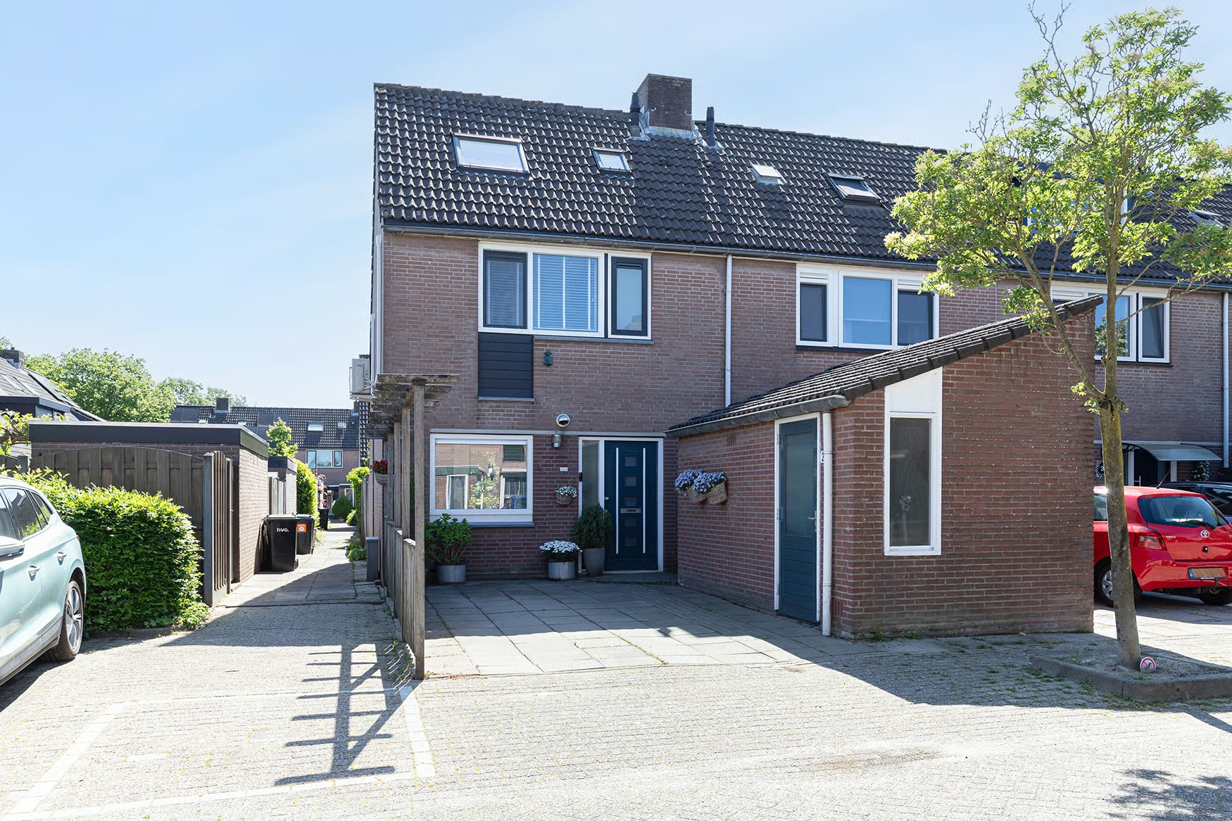 Hoekwoning Haagbeukhof 201 in Papendrecht