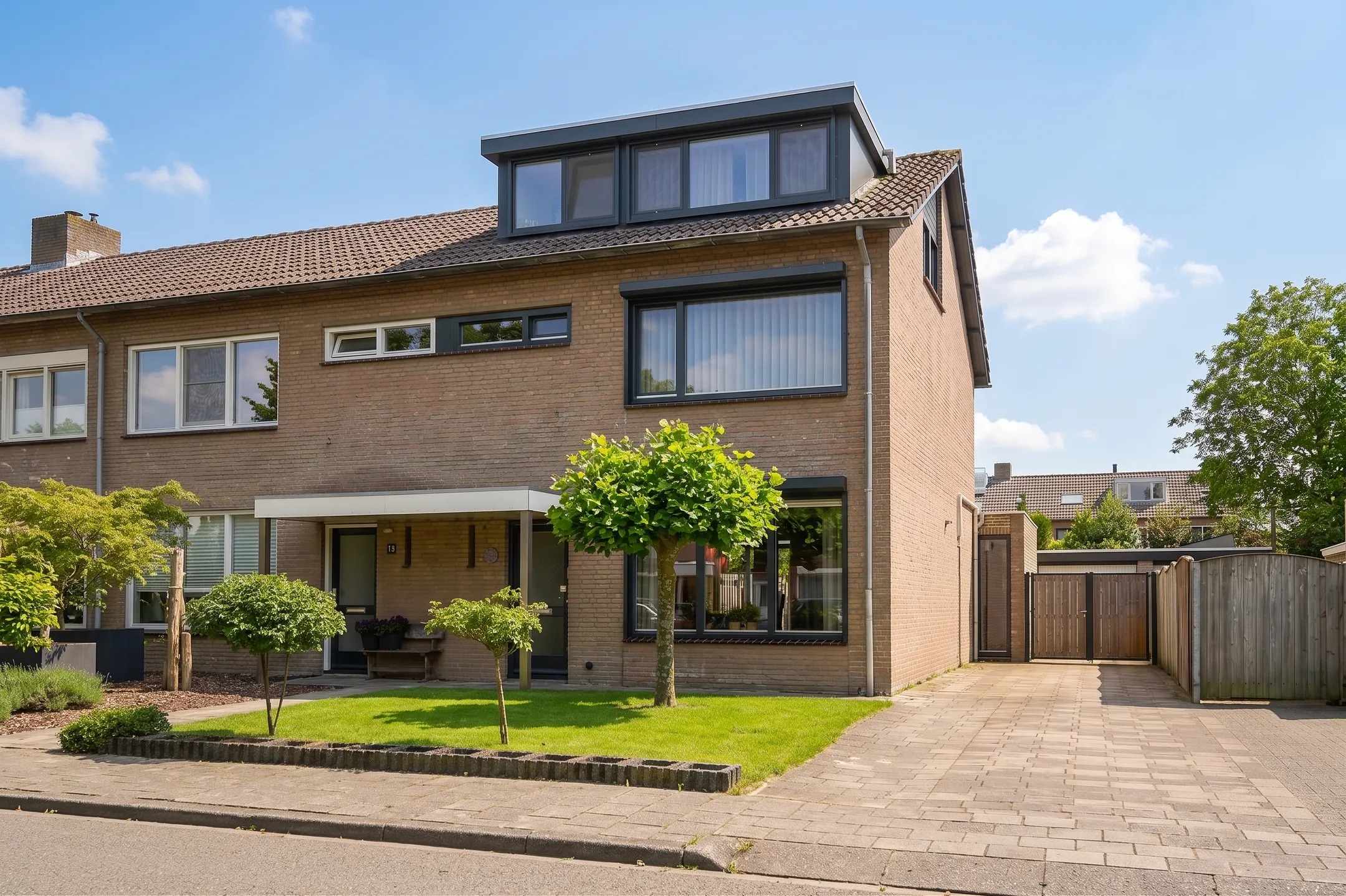 Hoekwoning Albert Botslaan 17 in Lieshout