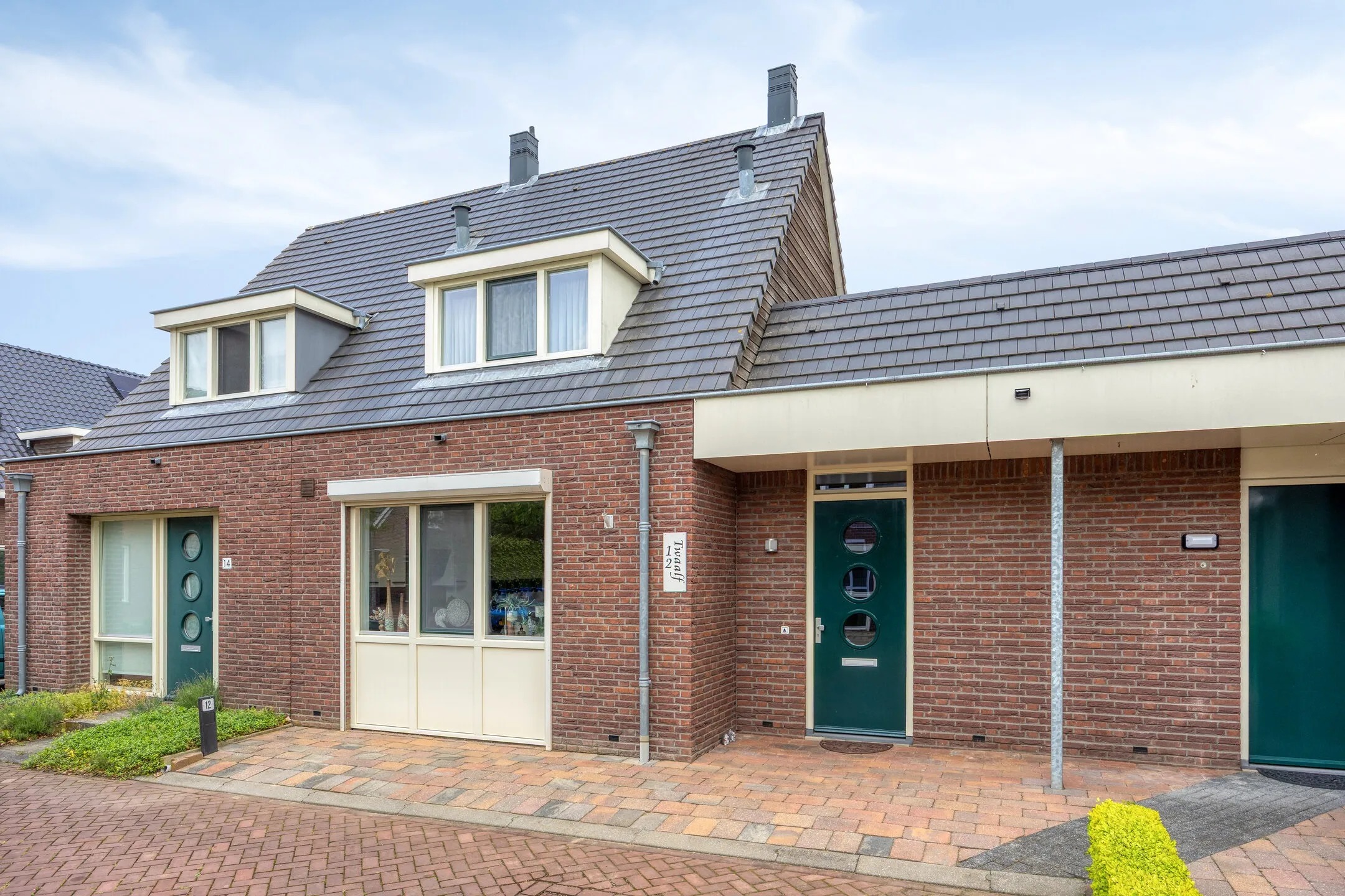 Geschakelde 2-onder-1-kapwoning den Bond 12 Niftrik