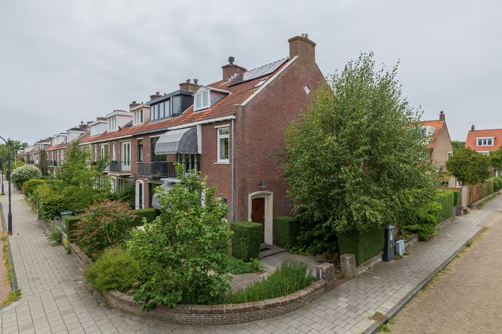 Hoekwoning Bremlaan 2 in Haarlem