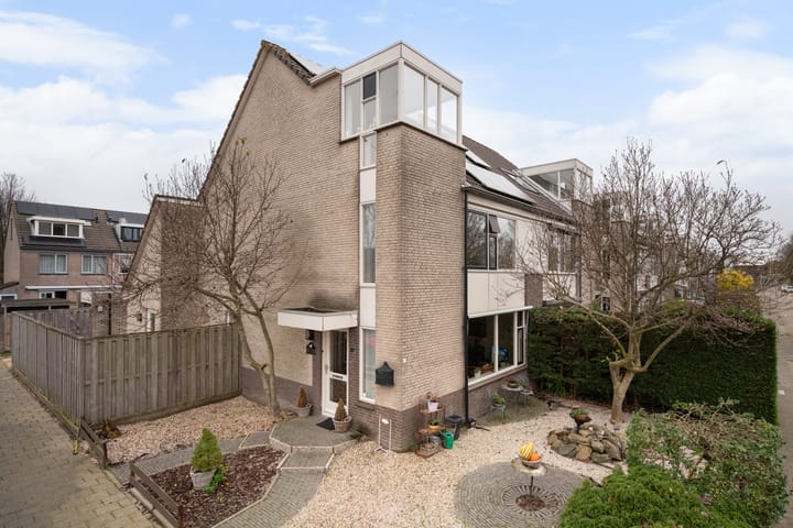 Geschakelde woning Charlotte Salomonlaan 1 in Pijnacker