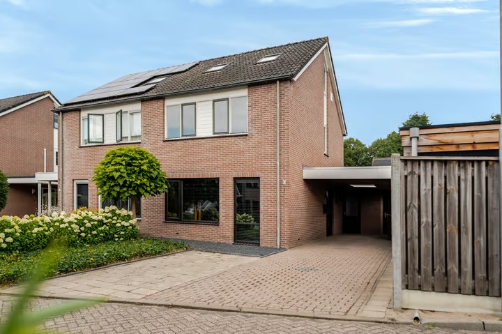2-onder-1-kapwoning Van der Brugghenstraat 1 in Bergentheim