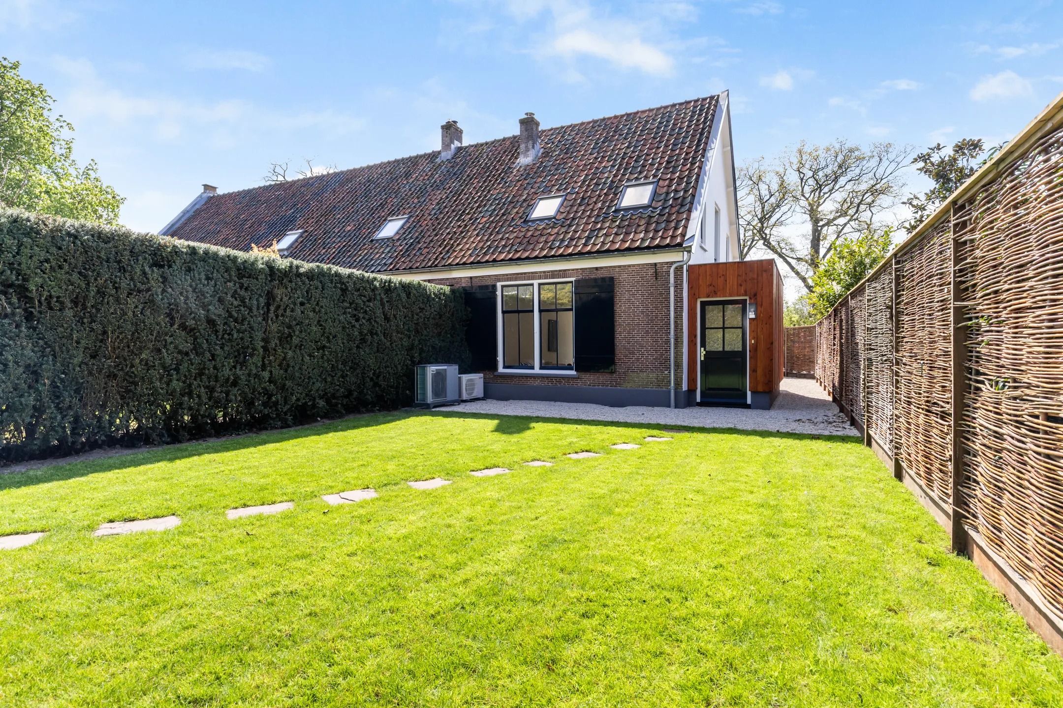 Hoekwoning Nieuw-Loosdrechtsedijk 18 in Loosdrecht