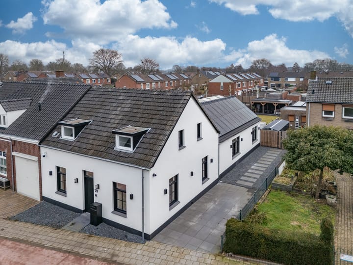 Hoekwoning Rijksweg 129 in Velden