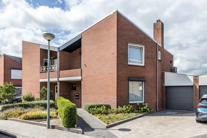 Geschakelde 2-onder-1-kapwoning Bonifaciusstraat 6 in Brunssum