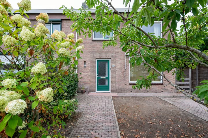 Hoekwoning Bachlaan 2 in Apeldoorn