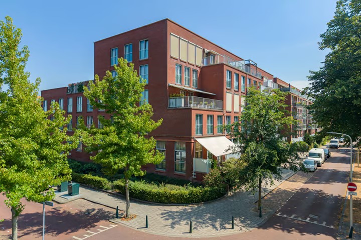 Galerijflat Hoogeveenlaan 6 E in Den Haag